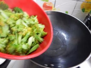 炒好的鸡蛋装盘，然后加入西兰花