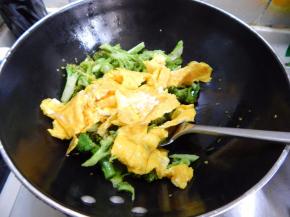 在加入炒过的鸡蛋