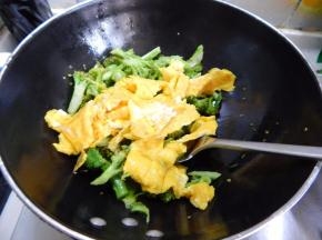 在加入炒过的鸡蛋