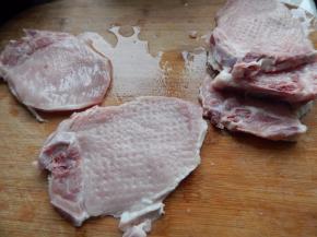 大排用锤子敲打一下