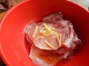 加入盐及姜片腌半小时