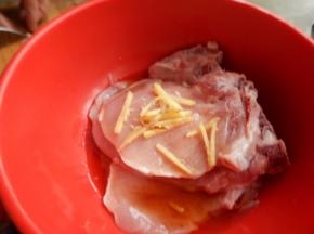加入盐及姜片腌半小时