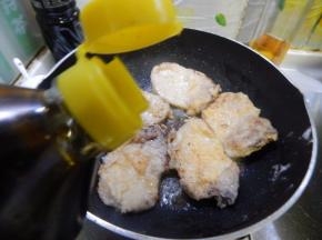 煎好的加入酱油