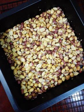 将生花生米洗净放盘子内铺平，入炸锅烤20分钟，中间取出晃一下。烤好后，去皮，稍微压碎。