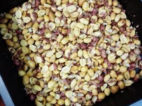 将生花生米洗净放盘子内铺平，入炸锅烤20分钟，中间取出晃一下。烤好后，去皮，稍微压碎。