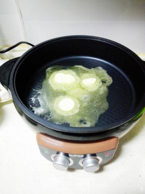 把黄油放入煎烤机，开中小火融化。