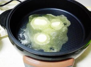 把黄油放入煎烤机，开中小火融化。