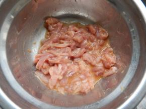 加入料酒生抽淀粉抓 匀