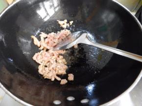 锅里加入油加入猪肉炒