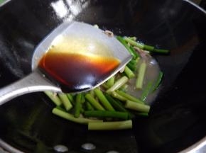 在加入生抽炒匀