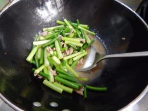 炒匀后加入一点水