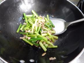 翻炒至均匀入味