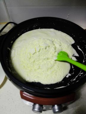 奶粉倒入锅中，小心搅拌，揉成型。