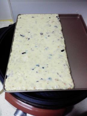 将拌好的糖团放入烤盘内，压平整。