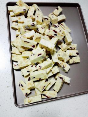 晾凉后，切成小块