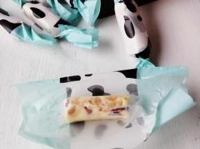 用糖纸包好，密封保存，尽快食用