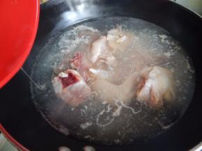 然后加入料酒水里