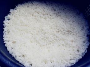 准备好适量白米饭