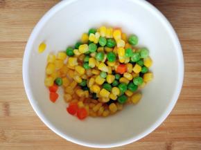 准备好什锦菜。如果没有，可以按个人喜好准备青豆、胡萝卜丁、玉米粒或者西兰花等时蔬