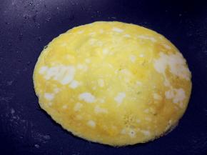 鸡蛋加盐打散，热锅热油，倒入锅内，小火摊成饼，取出晾凉