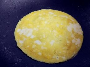 鸡蛋加盐打散，热锅热油，倒入锅内，小火摊成饼，取出晾凉