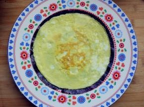 将做好的鸡蛋饼放在中间