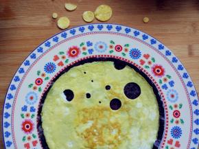 用裱花嘴或其他圆形切花工具，模仿奶酪的样子，刻出图案