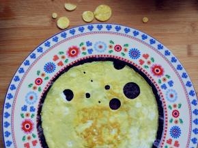 用裱花嘴或其他圆形切花工具，模仿奶酪的样子，刻出图案