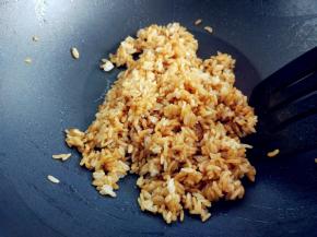 取适量米饭，在热锅热油中加少许酱油，炒匀后盛出稍晾凉