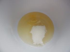 蛋清3个加入25克白糖