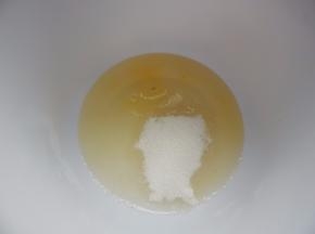 蛋清3个加入25克白糖