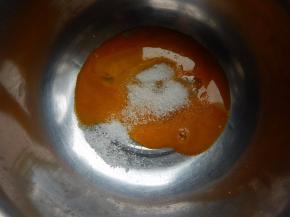 蛋黄3个加入15克白糖