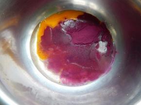 加入紫薯粉加入玉米油加入水