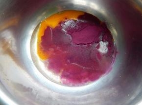 加入紫薯粉加入玉米油加入水