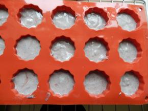 然后倒入模具里