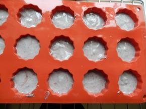 然后倒入模具里