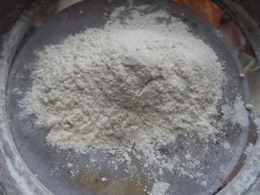 四个鸡蛋全蛋打发加入低粉