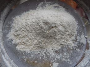 四个鸡蛋全蛋打发加入低粉