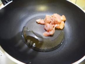 锅里加入油加入猪肉炒