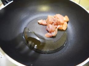 锅里加入油加入猪肉炒