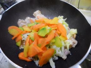 炒匀在加入胡萝卜