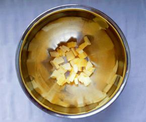 黄油切小块放入打蛋盆中室温软化