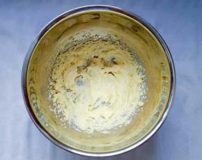 用电动打蛋器稍稍打发