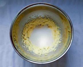 加入糖粉，打发至体力稍微变大，黄油颜色变浅