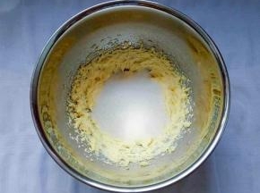 加入糖粉，打发至体力稍微变大，黄油颜色变浅