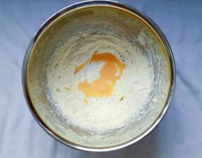 分次加入打散的鸡蛋液，每加下一次之前都要搅拌均匀