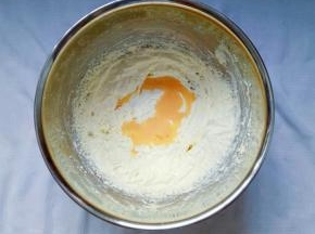 分次加入打散的鸡蛋液，每加下一次之前都要搅拌均匀