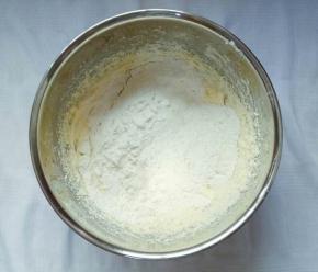 低粉和泡打粉混合均匀，过筛到黄油中