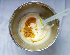 搅拌均匀后，加入百香果搅拌均匀