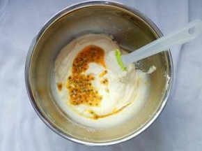 搅拌均匀后，加入百香果搅拌均匀